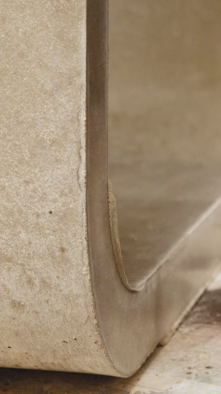 Sockeldetail aus Beton des Fusion Table